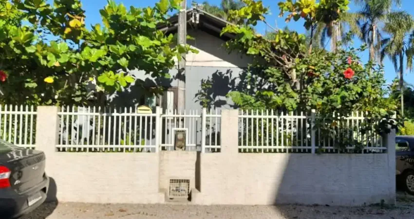Linda Casa Mista com ótima localização em Armação - Penha
