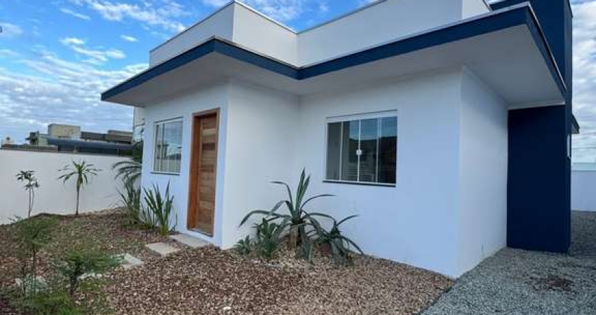 Casa com 2 quartos sendo 1 suíte com terreno nos fundos