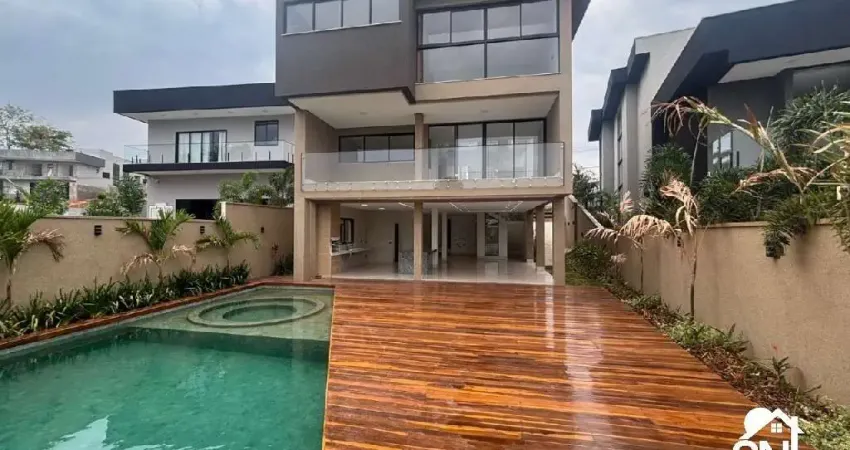 Espetacular casa triplex a venda, com fundo para a mata no condomínio do lago