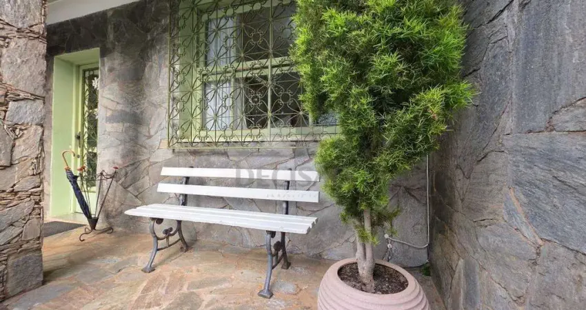 Muito aconchegante essa casa vai te surpreender! estilo colonial muito charmosa com um belo quintal gramado e jardins com pinheiro. agende sua visita!