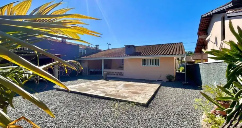 Excelente casa com 3 quartos, sendo 1 suíte com closet no bairro Vila Nova