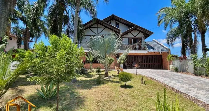 Casa averbada com 4 quartos, sendo 1 suíte master e amplo terreno no bom retiro