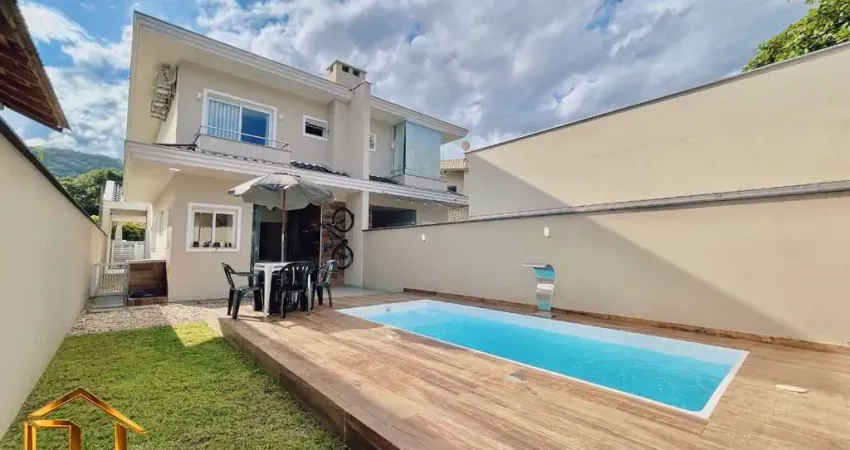 Sobrado 100% mobiliado em Pirabeiraba, com 1 suíte e mais 2 quartos, 3 vagas, piscina e churrasqueira