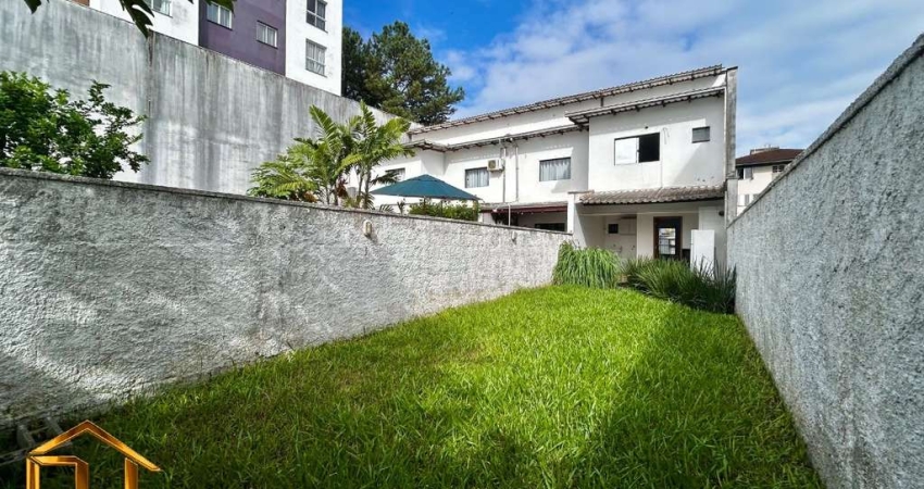 Sobrado geminado no Santo Antônio com amplo terreno de fundos, 2 vagas, 1 suíte + 2 quartos
