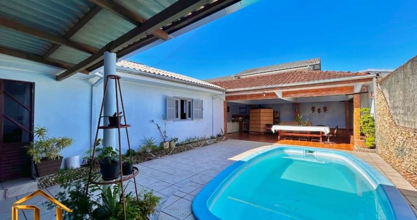 Casa residencial e comercial no Centro de Garuva, 1 suíte + 2 demi suítes, piscina e churrasqueira