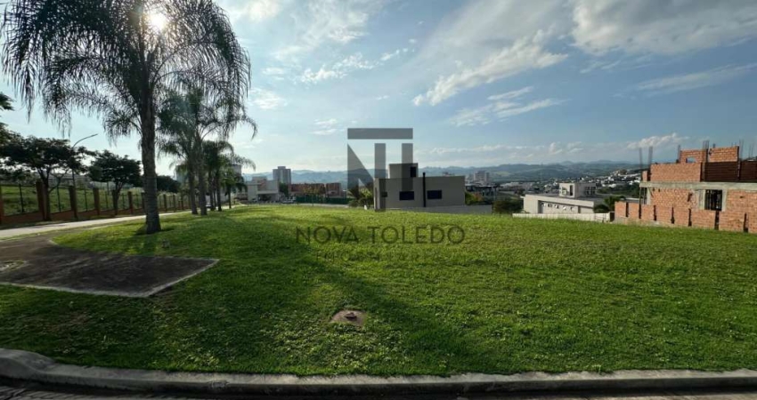 TERRENO DE ESQUINA A VENDA JÁ COM PROJETO APROVADO E INCLUSO NO CONDOMÍNIO RESIDENCIAL ALPHAVILLE I, COM 606,40 METROS, EXCELENTE TOPOGRAFIA E COM VISTA PARA MONTANHAS.