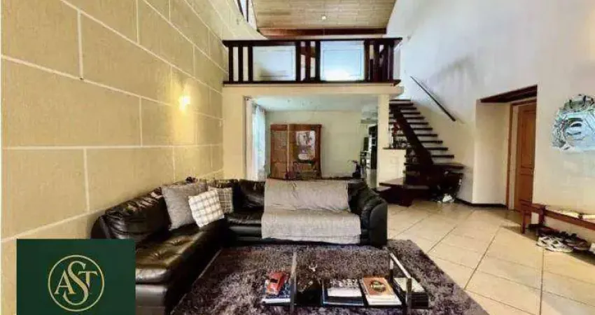 AST IMÓVEIS VENDE casa duplex São Francisco , a 2 quadras da praia com 4 quartos sendo 1 suíte, quintal com piscina