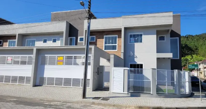 Sobrado Geminado Com Ótimo Padrão no Bairro Amizade