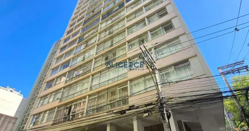 Apartamento tradicional com 162m² com  03 quartos e vaga na garagem, ao lado do Parque Halfeld.