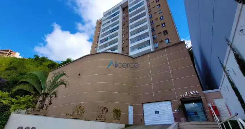 Apartamento de 02 suítes, elevador e 06 vagas de garagem no Cascatinha