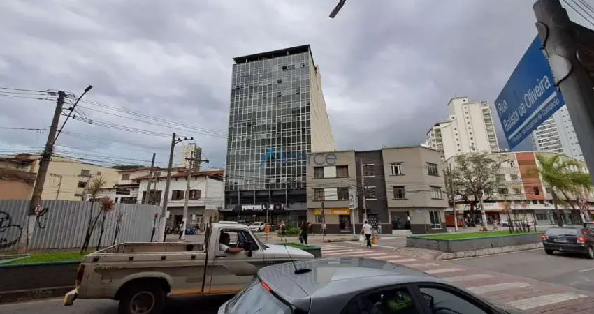 Quarto e sala no centro com elevador e garagem