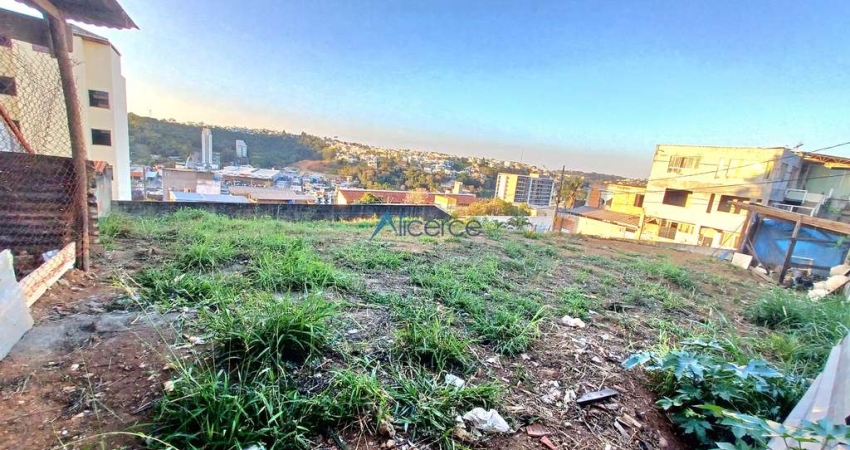 Terreno à venda na Rua Sady Monteiro Boechat, São Pedro, Juiz de Fora