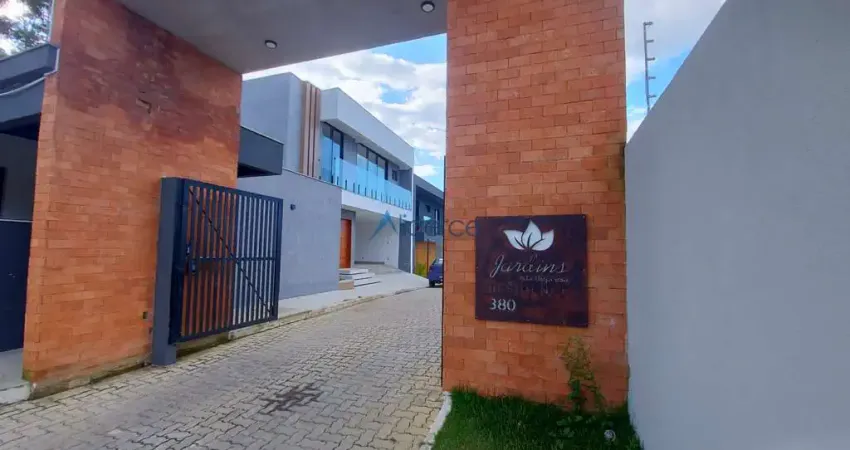 Casa dúplex 3 suítes com piscina em condomínio fechado