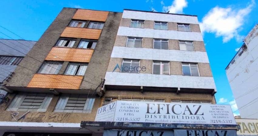 Apartamento 02 quartos com área externa no Centro