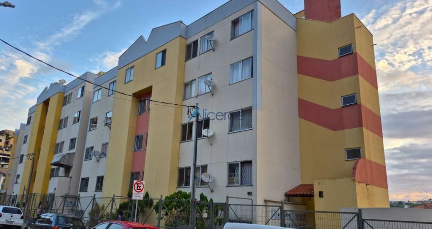 Apartamento com 02 quartos, todo reformado no Bandeirantes.