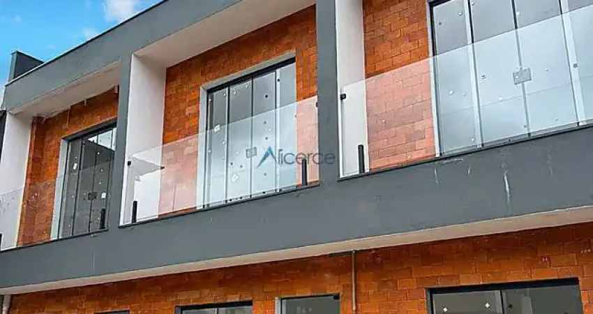 Casa duplex com 02 quartos e garagem no Bairro Parque Independência III