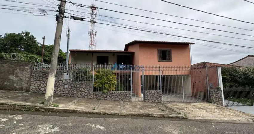 Casa de 4 quartos espaçosa com excelente distribuição e localização privilegiada.