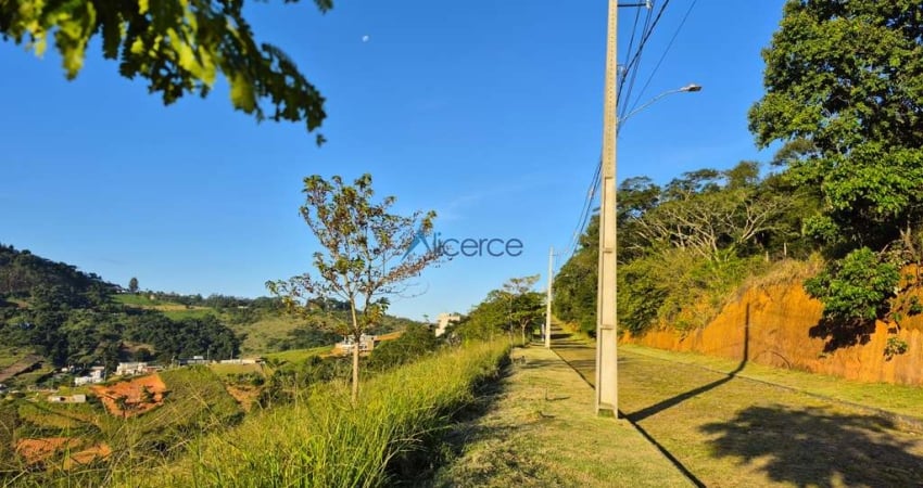 Terreno em declive medindo 3.000m², com vista linda- no Villagio da Serra II- Salvaterra