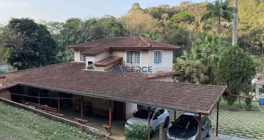 Encantadora Granja com 18.500m², Casa Duplex e Área de Lazer Completa – Ônibus na Porta!