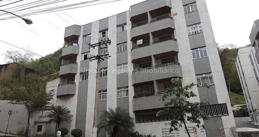 Espaçoso Apartamento de 1 Quarto com  apenas um lance de escada no Santa Helena