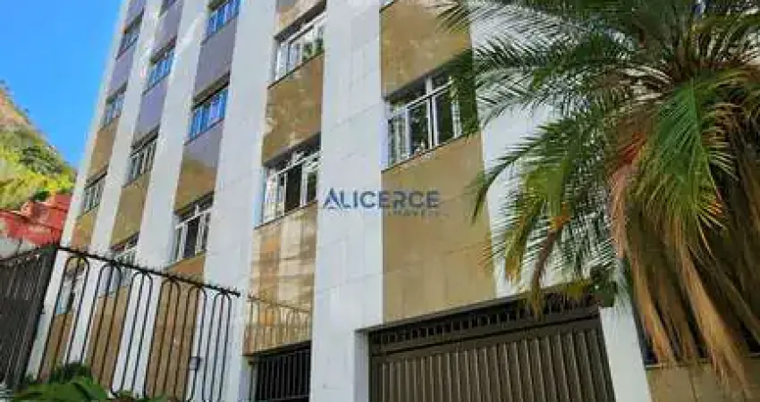 Oportunidade! Apartamento 2 quartos com garagem no Centro.