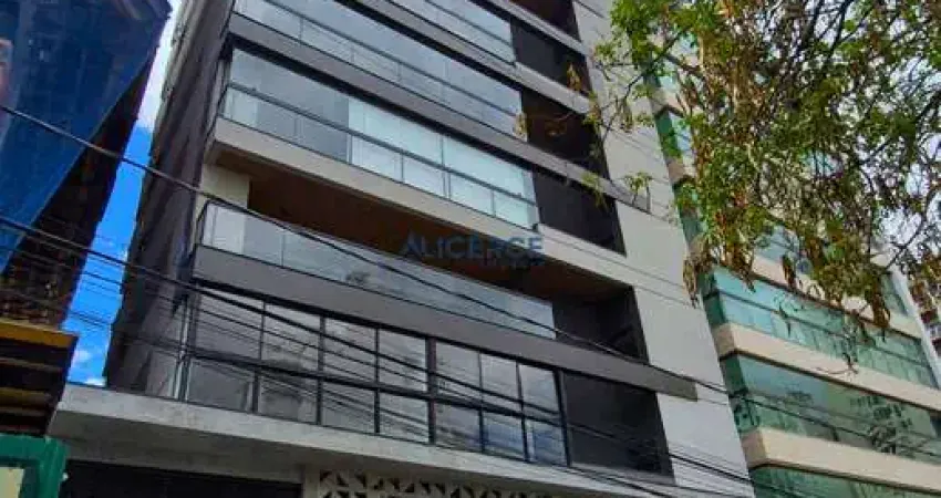 Um luxo: apartamento com 04 suítes e 03 vagas de garagem no centro.