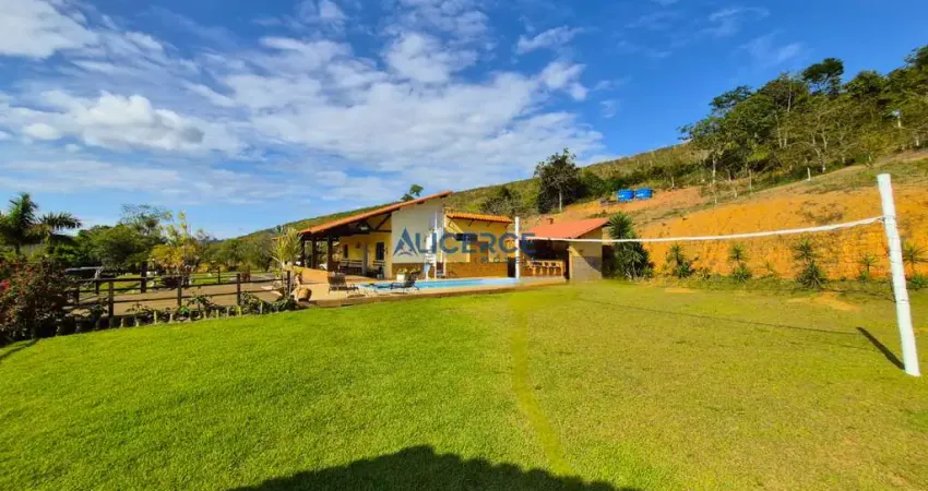 Granja com 10.000,00 m²- casa linear e com 'porteira fechada'.