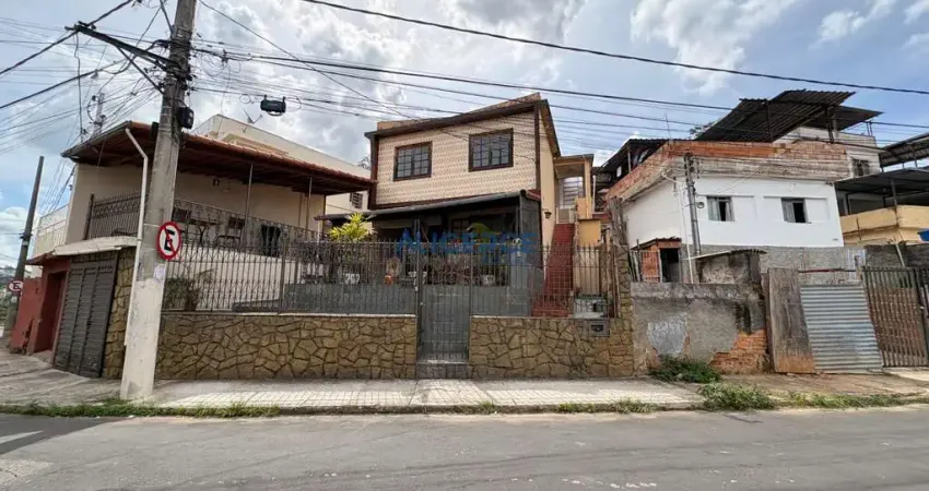 Casa com 3 quartos à venda na Rua Luiz de Andrade Silveira, Centenário, Juiz de Fora