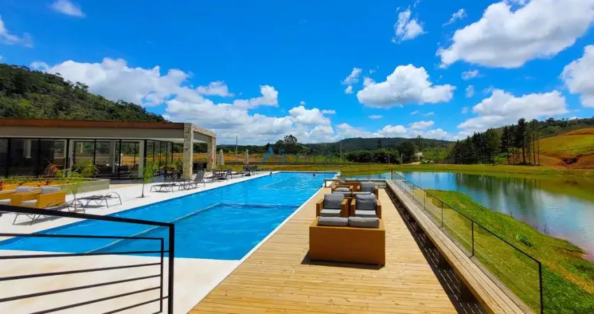 Terreno em aclive, medindo 315,11 m² no Condomínio Estrela do Lago- São Pedro.