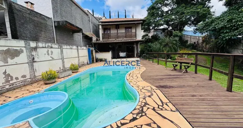 Sítio/ Granja/ Chácara 05 quartos sendo 04 semí-suítes, área gourmet e piscina.