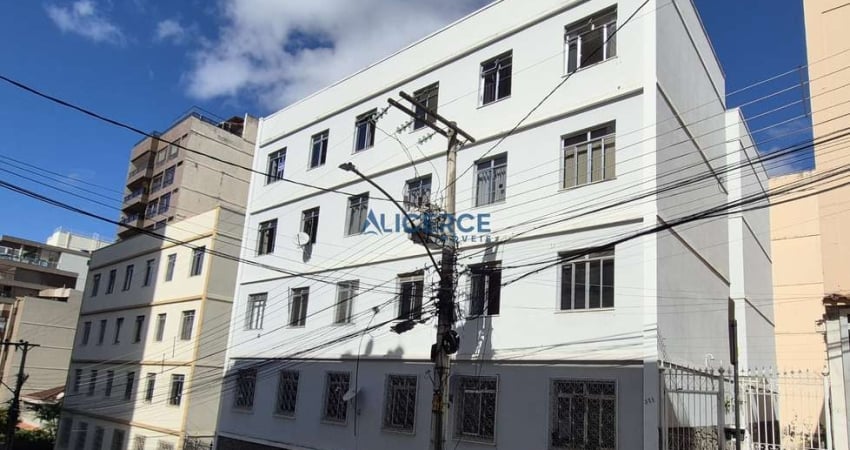 Apartamento térreo com 03 quartos no Centro.