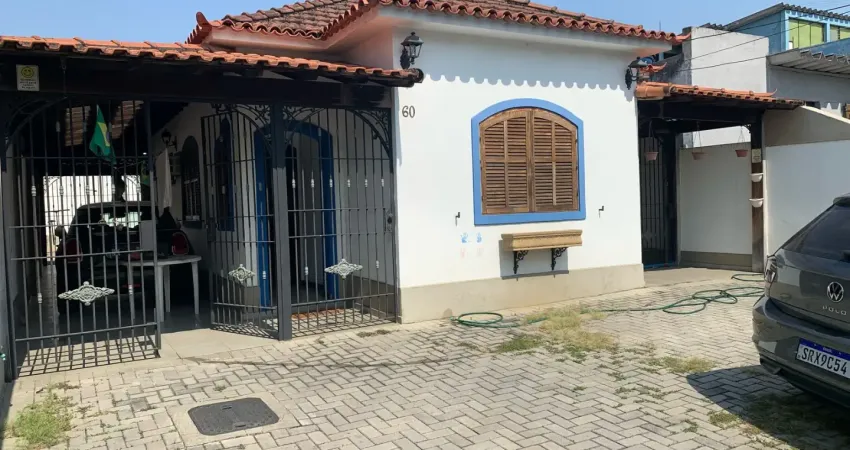 Casa linear com 3 quartos, garagem, quintal, documentação ok