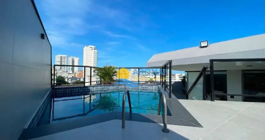 Enseada Cobertura ótima localização, toda reformada com vista mar e piscina.