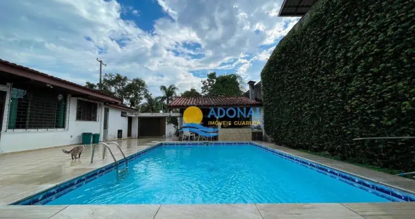 Enseada, casa de esquina ótima localização com piscina.