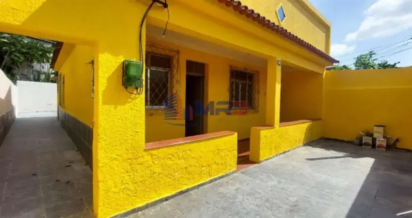 Casa com 2 quartos para alugar na Avenida Carlos Pontes, 250, Jardim Sulacap, Rio de Janeiro