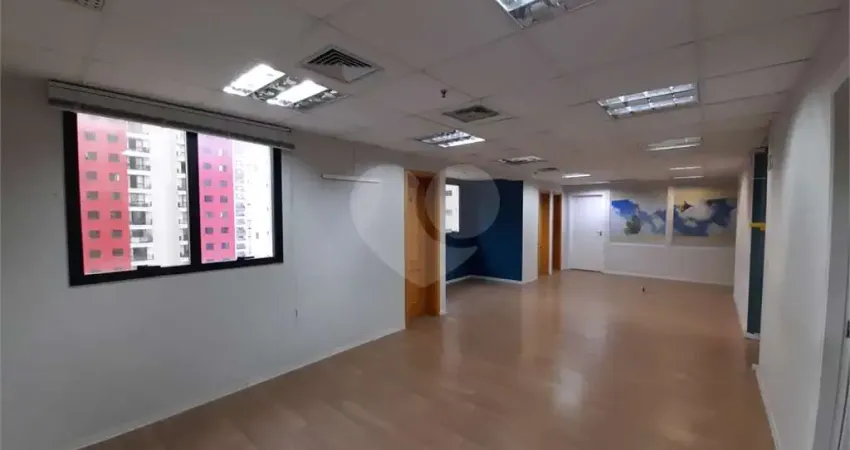 Conjunto comercial 300 m² com 07 salas - 12 banheiros - 07 vagas na saúde - locação