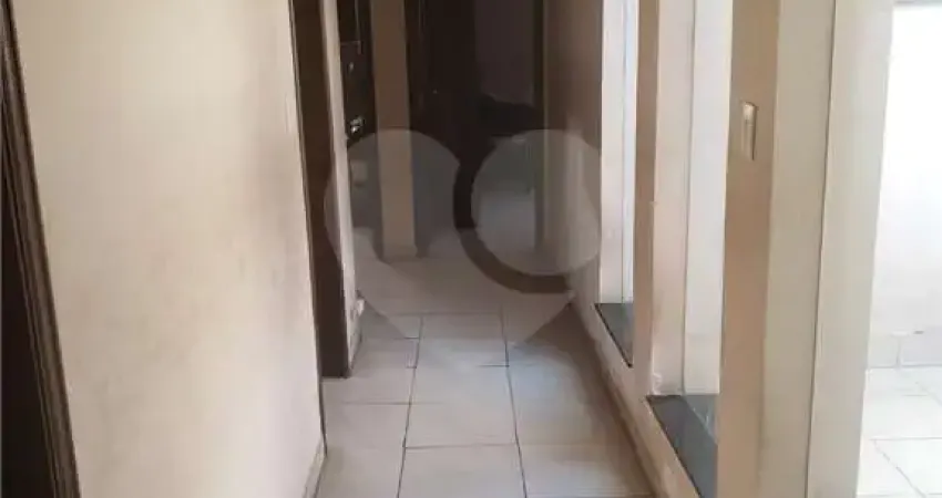 Casa térrea - com 230 metros quadrados de área útil, 5 banheiros, 2 vagas.