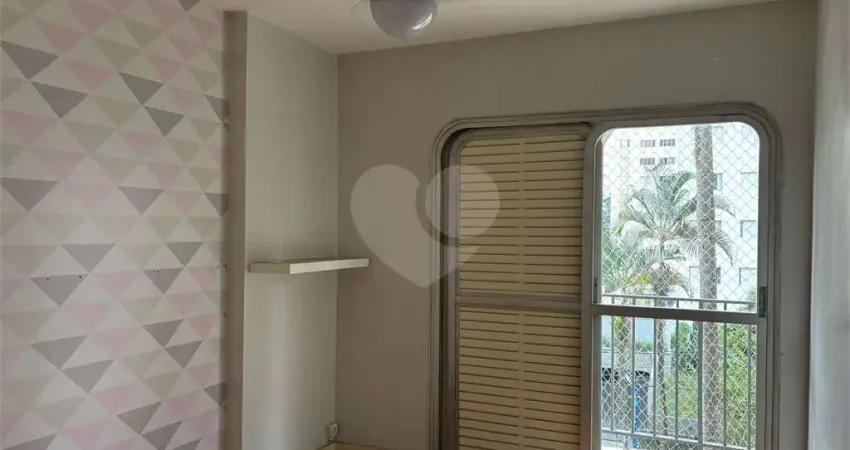 Apartamento em Moema com 2 quartos, sacada, 1 vaga de garagem