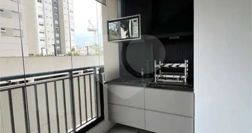 Dois quartos, 1 suíte, varanda com churrasqueira, no morumbi. próximo ao metrô