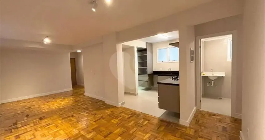 Apartamento totalmente reformado a venda 96m² de área útil 3 dormitórios, sendo 1 suíte aceita e estuda permuta.