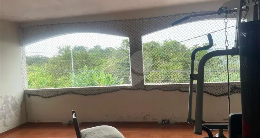 Sobrado excelente localização! casa confortável com ótima distribuição da área interna, o imóvel oferece ambientes amplos