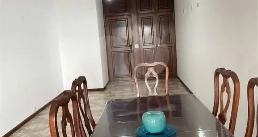 Apartamento totalmente reformado, amplo e arejado. sala para dois ou três ambientes,