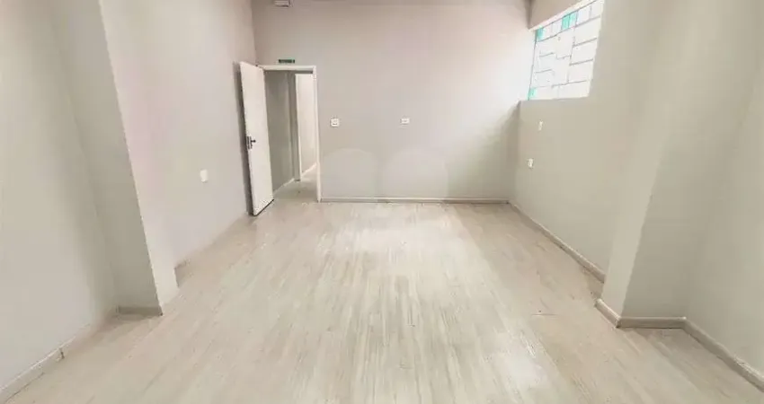 Casa comercial disponível para locação na Vila Romana.