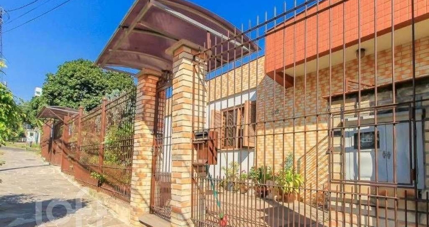 Casa com 5 quartos à venda na Rua Umbú, 566, Passo da Areia, Porto Alegre