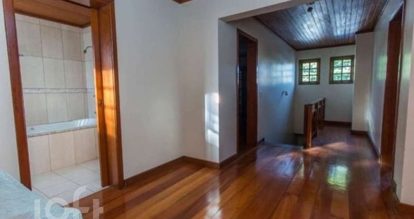 Casa com 5 quartos à venda na Rua Afonso Arinos, 475, Camaquã, Porto Alegre