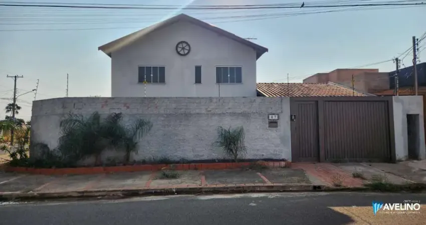 Casa sobrado com piscina e área gourmet, com aptidão comercial