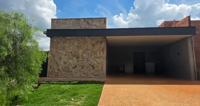Casa térrea, 3 suítes, ricamente planejada, lavabo, quintal
