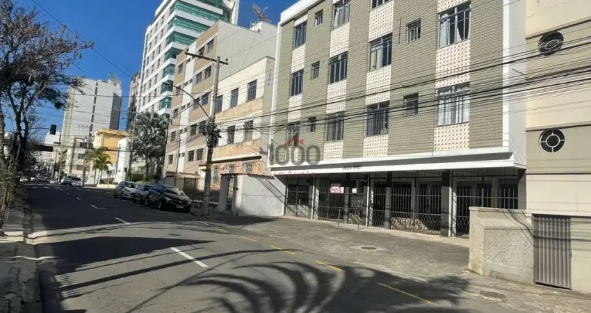 Região central, rua plana, ensolarado, 2 quartos, 2 banheiros, garagem.