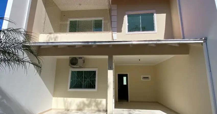 Casa com 3 quartos para alugar na Rua Senador Rodrigo Lobo, 46, Iririú, Joinville