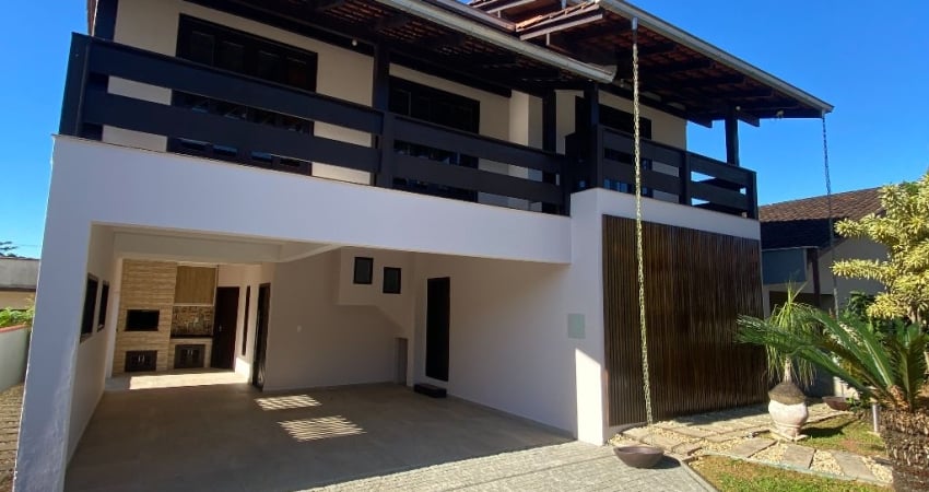 Lindo sobrado medindo 290m², localizado no bairro Comasa, Joinville/SC.